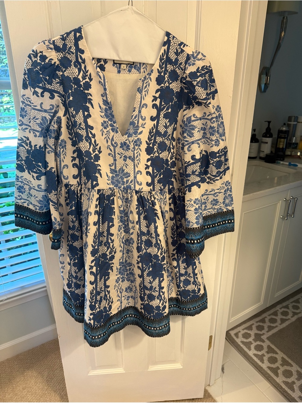 TUCKERNUCK BONDI BLUES BLUE/WHITE IZZIE DRESS- M
Worn once